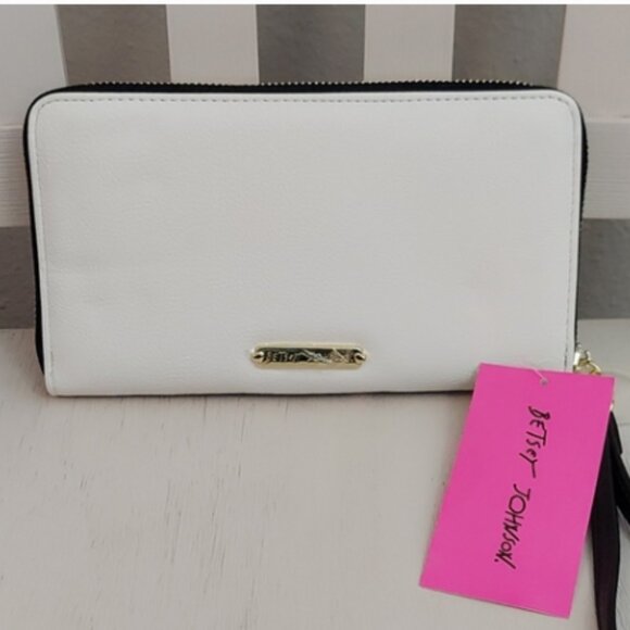 NWT  Betsey Johnson XOX BLACK & WHITE WALLET - Picture 4 of 7